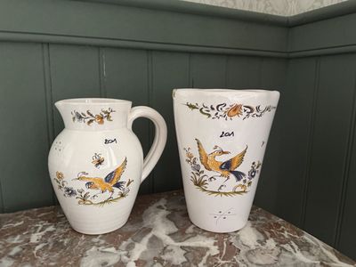 deux vases posés l'un à côté de l'autre sur une table