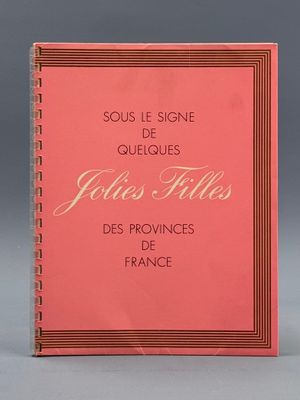 Le livre est rose, avec des lettres dorées dessus.