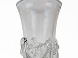 un vase en verre transparent orné d'un motif floral