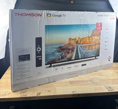 une boîte sur laquelle est posé un téléviseur, posée sur une table