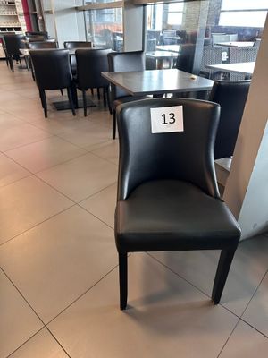 des tables et des chaises dans un restaurant, avec une étiquette de prix collée à l'arrière