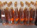 plusieurs bouteilles de vin sont alignées sur un comptoir