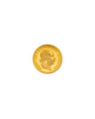 gros plan d'une pièce d'or sur fond blanc