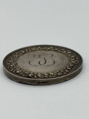 gros plan d'une pièce de monnaie sur une surface blanche avec un fond blanc