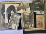 une pile de vieilles photos posée sur une table