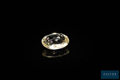 un diamant jaune sur une surface noire