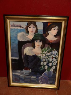 tableau représentant trois femmes avec un vase de fleurs devant un mur rouge