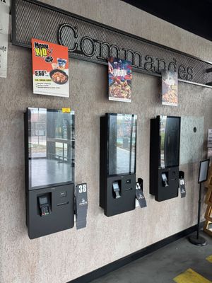 quatre distributeurs automatiques fixés au mur d'un restaurant