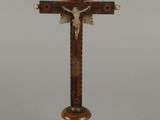 crucifix en bois orné d'un oiseau et surmonté d'une croix