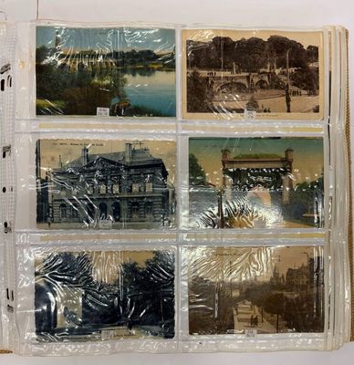 une vieille photo montrant un tas de photos dans des sacs en plastique