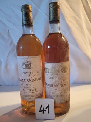 deux bouteilles de vin posées l'une à côté de l'autre sur une table