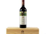 une bouteille de vin posée sur une caisse en bois