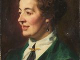 portrait d'une femme vêtue d'un manteau vert et d'une chemise blanche