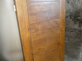 une porte en bois adossée à un mur