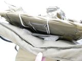 une personne tenant un sac rempli de bagages et un téléphone portable