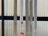 une borne d'incendie située au milieu d'un immeuble