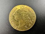 une pièce d'or ornée d'une tête de femme
