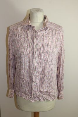 un gros plan sur une chemise portée par un mannequin, un mannequin, un mannequin, un mannequin, un mannequin, un mannequin, un mannequin, un mannequin