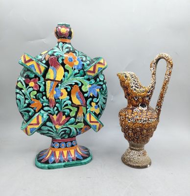 deux vases posés l'un à côté de l'autre sur une table
