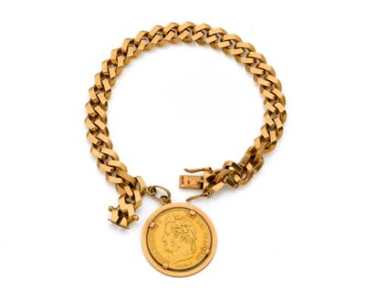 un bracelet en or orné d'un pendentif en forme de pièce de monnaie
