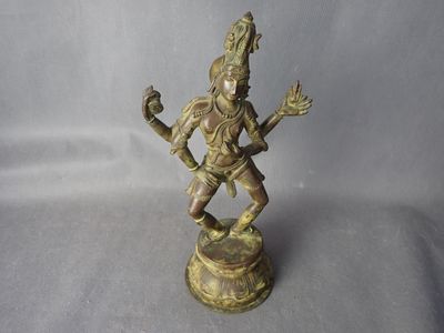 statue en laiton représentant un homme tenant une épée, posée sur un socle