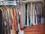 une photo d'une boutique de vêtements avec des articles exposés