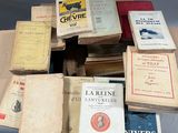 beaucoup de livres sur la table ensemble sur la table