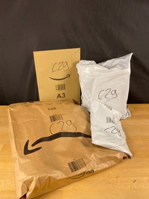 deux sacs de nourriture posés sur une table l'un à côté de l'autre