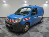 une camionnette bleue à rayures rouges et blanches garée dans une pièce