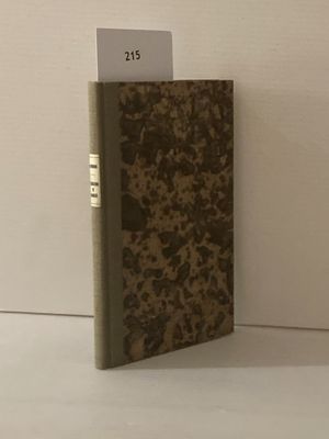 un livre posé sur une étagère contre un mur