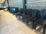 de nombreuses chaises alignées en rang devant une fenêtre