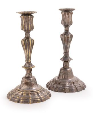 paire de chandeliers anciens en argent sur fond blanc