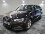 une image d'une voiture audi noire dans une salle d'exposition