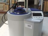une machine posée sur une table