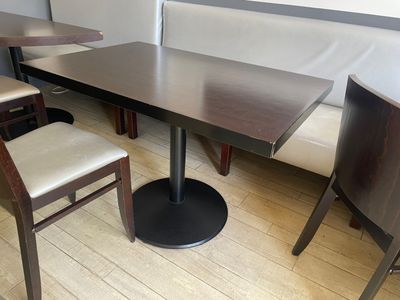 une table et deux chaises dans un coin d'une banquette
