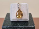 une image d'un pendentif auquel est suspendue une citrine sur le côté