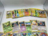 il y a beaucoup de cartes Pokémon dans la boîte