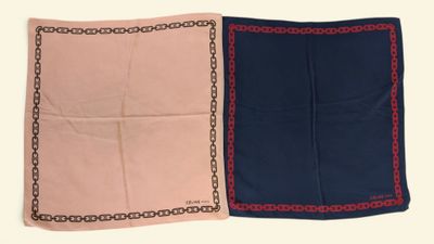 deux morceaux de tissu munis de chaînes, posés sur une surface blanche