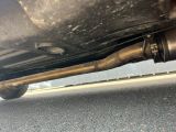 un gros plan sur le tuyau d'échappement et le silencieux d'une voiture