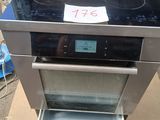 un poêle qui se trouve dans un carton sur lequel est apposée une étiquette de prix