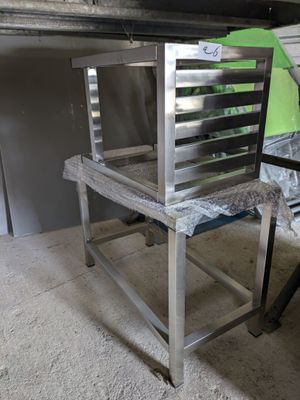 une chaise en métal posée au milieu d'une pièce