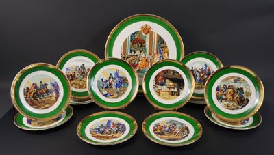un lot d'assiettes ornées de bordures vertes et dorées