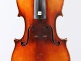 un gros plan d'un violon sur une surface blanche avec un fond blanc