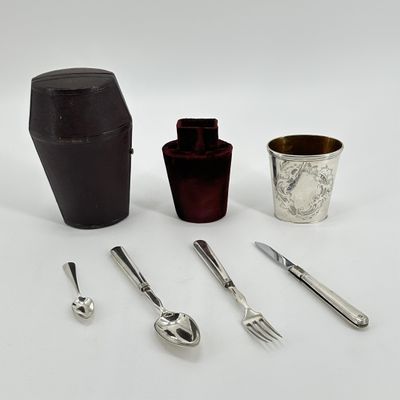 Nécessaire à couverts de voyage aux poinçons de la ville de …