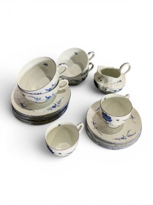 un grand nombre de tasses et de soucoupes posées sur une table