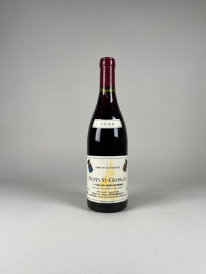 une bouteille de vin posée sur une table