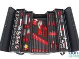 une trousse à outils dans un coffret noir sur fond blanc