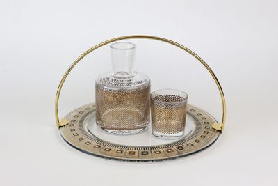 deux verres et une carafe posés sur un plateau