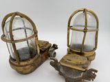 une paire de lampes anciennes en laiton et en verre sur fond blanc