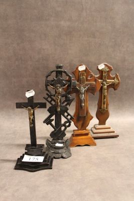 un grand nombre de statues posées sur une table